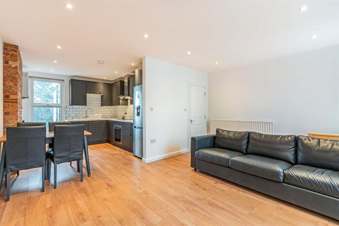 3 Bedroom Flat To Rent In New River Crescent, Palmers Green, N13