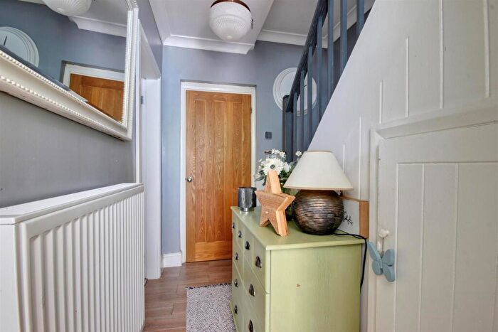 2 Bedroom Semi-Detached House For Sale In Greenwood Avenue, Hull, HU6