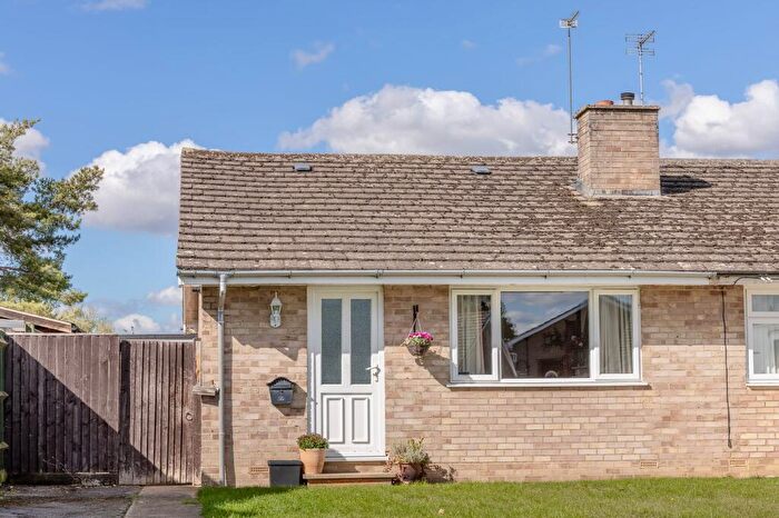 2 Bedroom Semi-Detached Bungalow For Sale In Begbroke Crescent, Begbroke, OX5