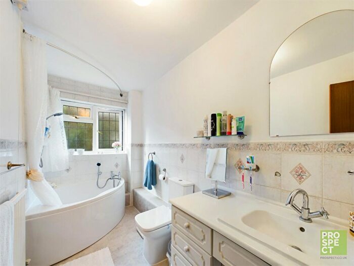 2 Bedroom Bungalow For Sale In Nine Mile Ride, Finchampstead, Wokingham, Berkshire, RG40