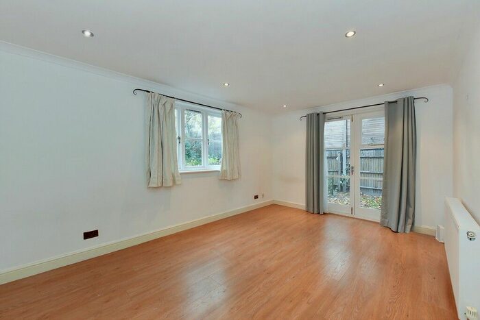 2 Bedroom Flat To Rent In Brompton Park Crescent, Fulham, SW6