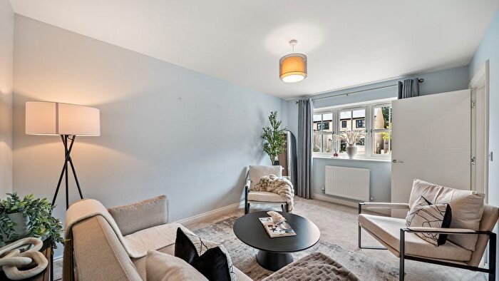 3 Bedroom End Of Terrace House For Sale In Hawkshead Road, Glossop, SK13