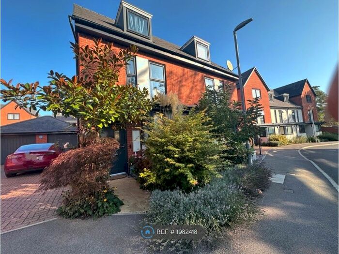 3 Bedroom Semi-Detached House To Rent In Coley Avenue, Reading, RG1