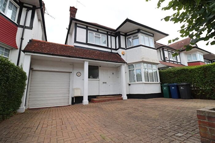 4 Bedroom Link Detached House For Sale In Hillcrest Avenue, Edgware, Middlesex, HA8