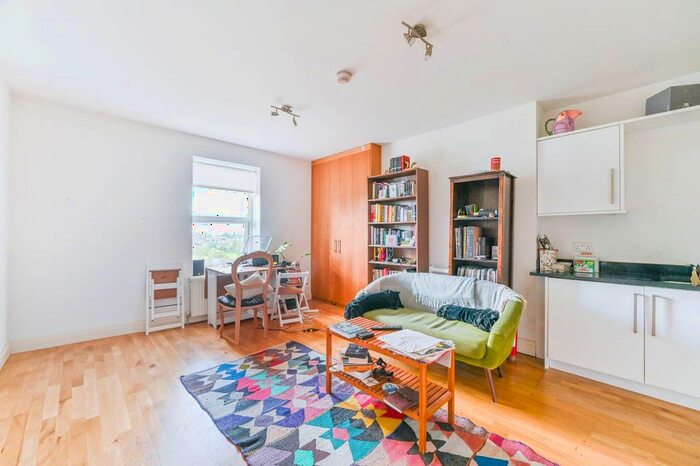 2 Bedroom Flat To Rent In Central Hill, Crystal Palace, London, SE19