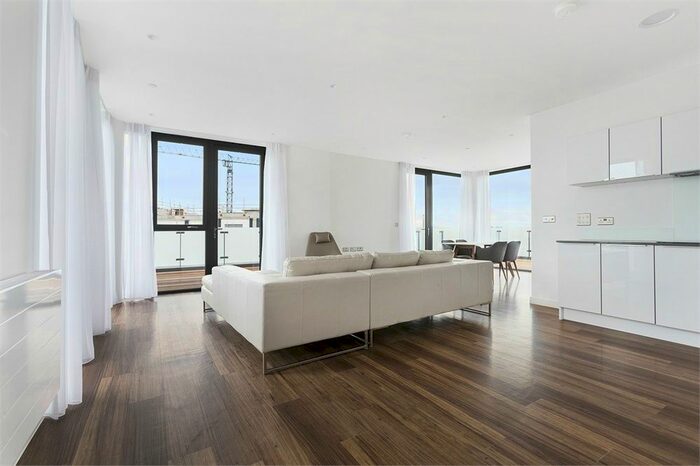 3 Bedroom Flat To Rent In Hornbeam House, Quebec Way, London, SE16