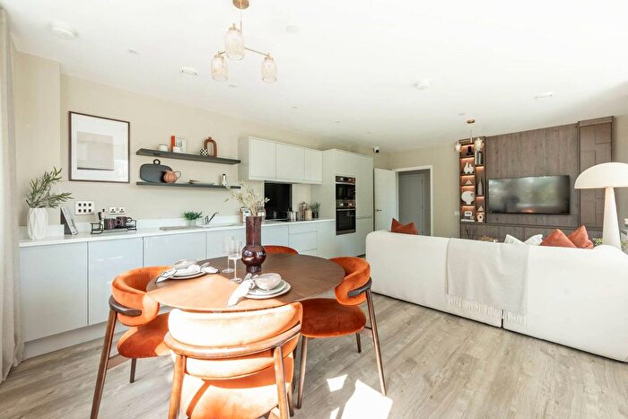 3 Bedroom Flat For Sale In Southall Grove, Southall, UB1