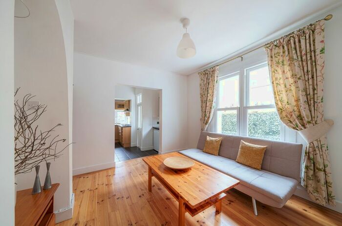 2 Bedroom Flat To Rent In Walm Lane, Willesden Green, London, NW2