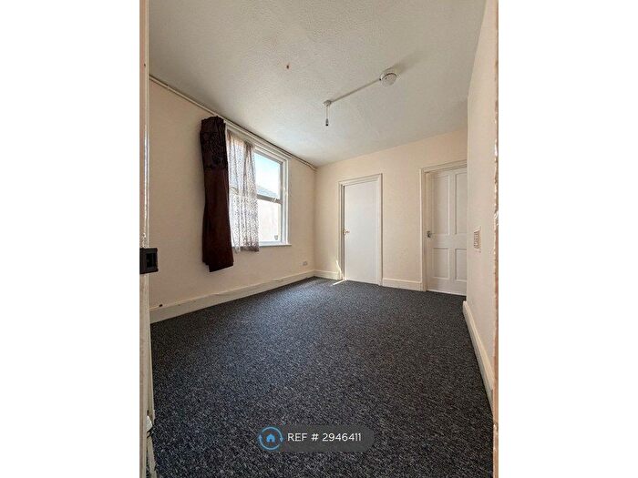 3 Bedroom Flat To Rent In Sheringham Avenue, London, E12