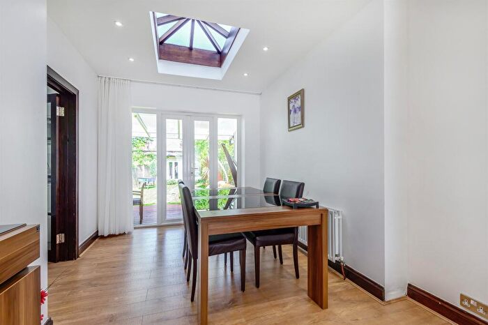 4 Bedroom End Of Terrace House For Sale In Eastbury Avenue, Enfield, EN1