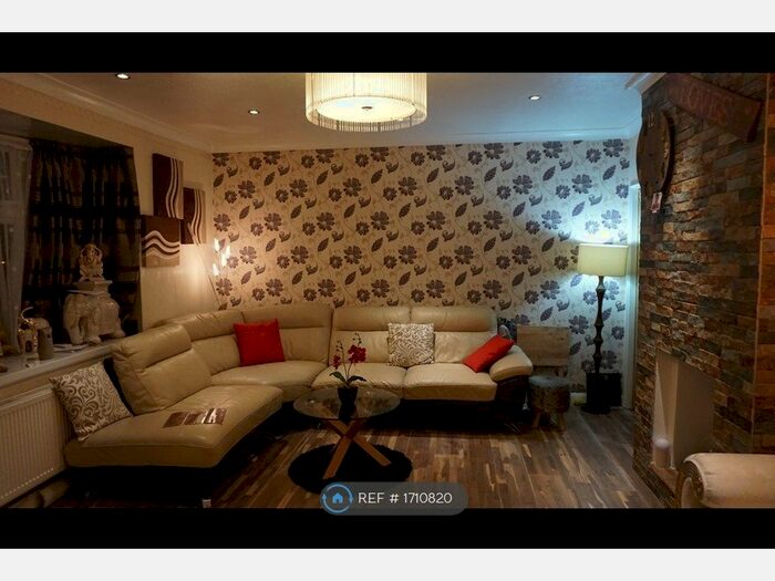 3 Bedroom End Of Terrace House To Rent In Harrow Road, Slough, SL3