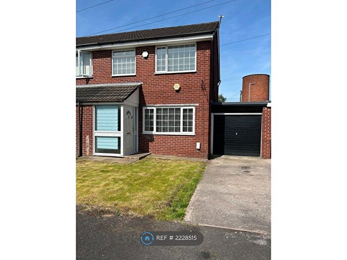 3 Bedroom Semi-Detached House To Rent In Grampian Close, Chadderton, Oldham, OL9