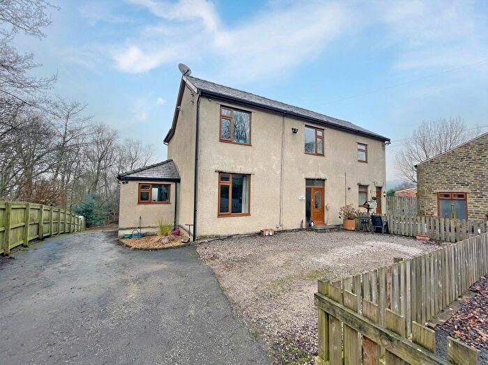 3 Bedroom Semi-Detached House For Sale In Broadbent Road, Watersheddings, Oldham, OL1