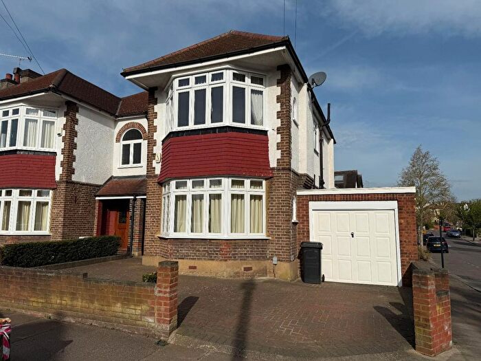 3 Bedroom Semi Detached House To Rent In Gordon Road, Bounds Green., N11