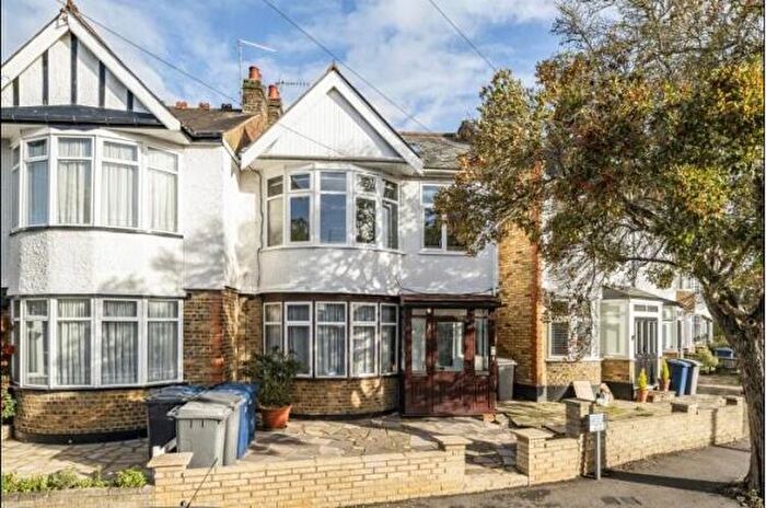 3 Bedroom Flat To Rent In Hutton Grove, London, N12
