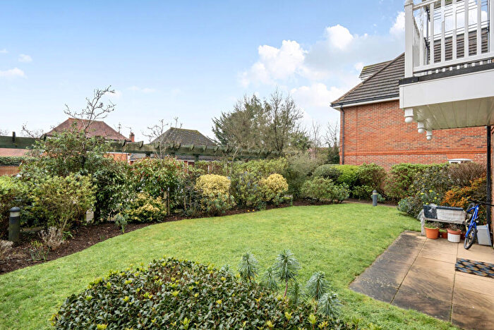 3 Bedroom Apartment For Sale In Balfour Road, Weybridge, KT13