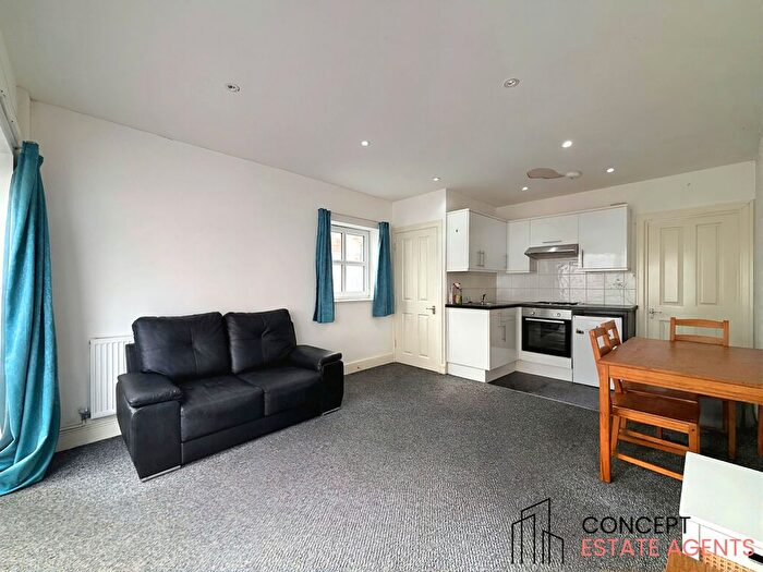 2 Bedroom Flat To Rent In Trinity Road, Tooting Bec, London, SW17