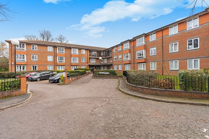 1 Bedroom Property For Sale In Farm Close, Staines-Upon-Thames, TW18