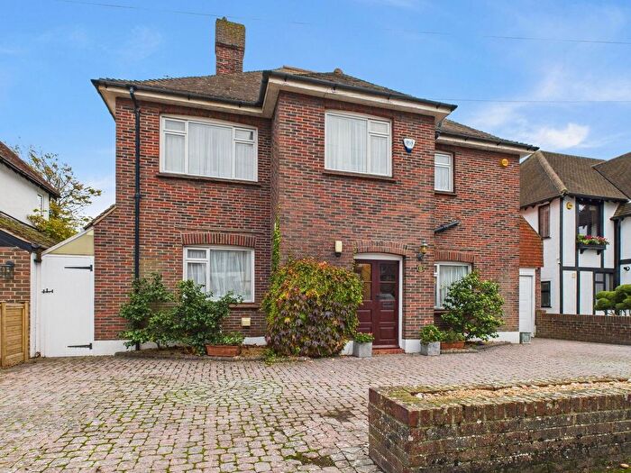 4 Bedroom Detached House For Sale In Lansdowne Close, Worthing, BN11