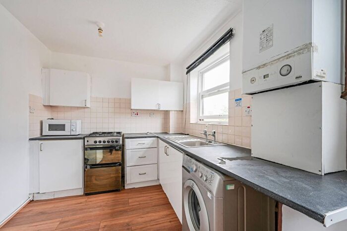 3 Bedroom Flat To Rent In Edmeston Close, Hackney, E9