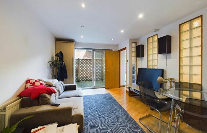2 Bedroom Flat For Sale In Flat D, Old Ford Road, Tower Hamlets, London, E3