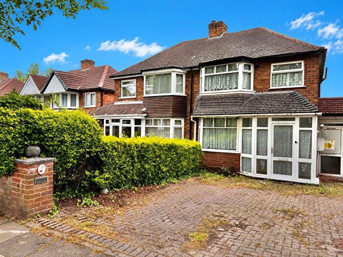 3 Bedroom Semi Detached House For Sale In Fowlmere Road, Great Barr, Birmingham, B42