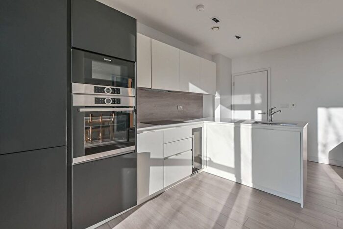 2 Bedroom Flat To Rent In Woodberry Down, Stoke Newington, London, N4