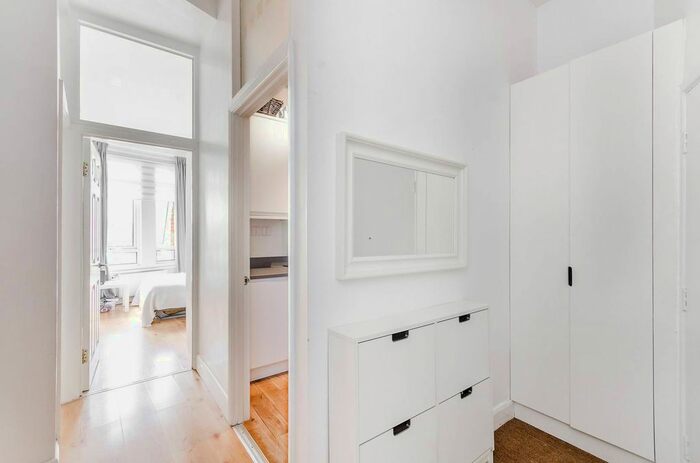 2 Bedroom Flat To Rent In Balham High Road, Balham, London, SW12