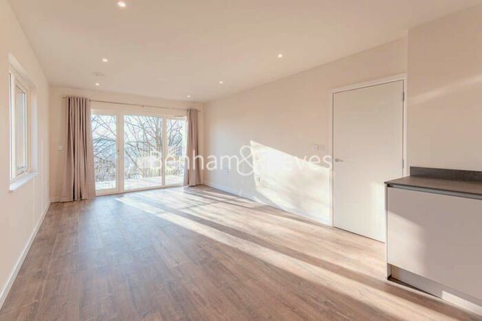 2 Bedroom Flat To Rent In Bittacy Hill, Hampstead, NW7