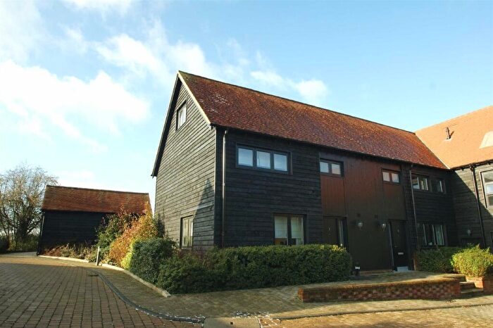 3 Bedroom Barn Conversion To Rent In Corner Farm Place, Hemel Hempstead, HP2