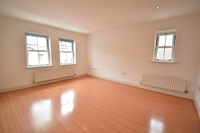 2 Bedroom Apartment To Rent In Avenue Elmers, Surbiton, KT6