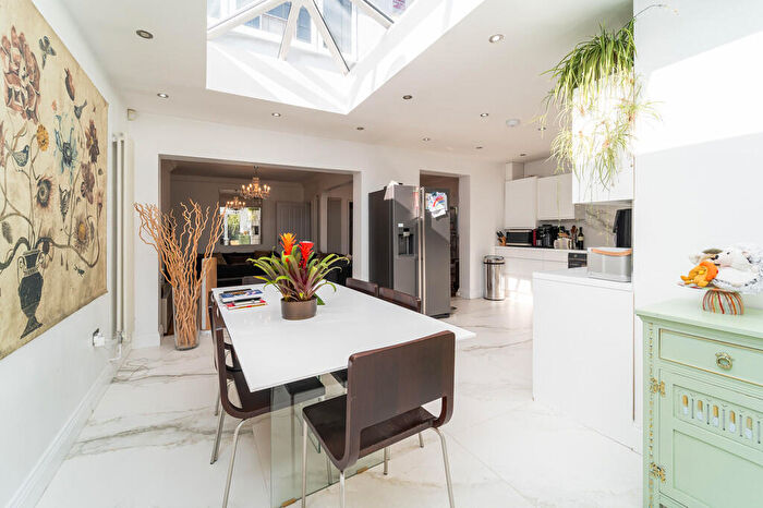 4 Bedroom End Of Terrace House For Sale In Long Lane, Finchley, N3