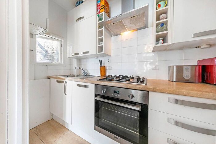 1 Bedroom Flat To Rent In Gauden Road, Clapham North, London, SW4