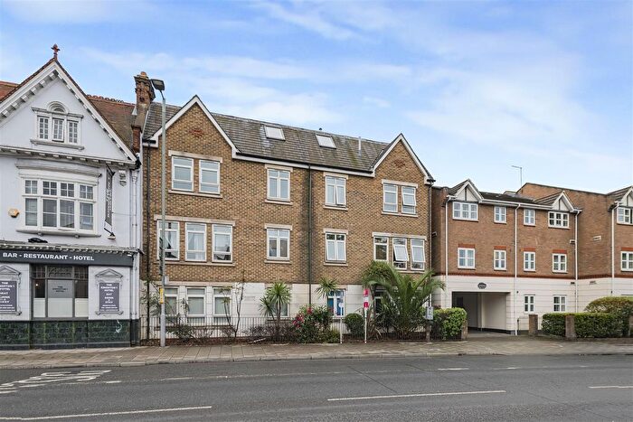 2 Bedroom Flat To Rent In St Louis Court, London Road, KT2