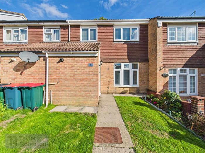 3 Bedroom Terraced House For Sale In Kittiwake Close, Ifield, Crawley, RH11