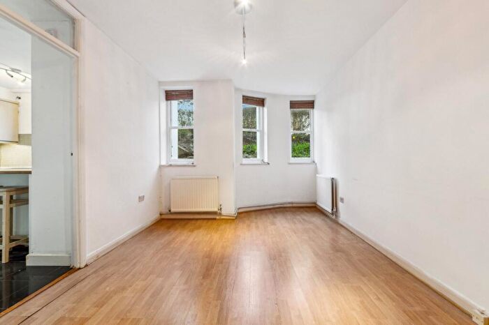 1 Bedroom Flat To Rent In Wilmington House, Highbury Crescent, N5