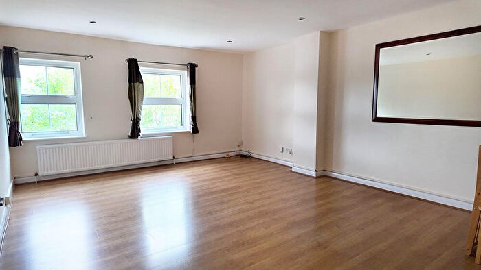 2 Bedroom Flat To Rent In High Street Wanstead, E11