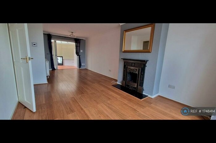 4 Bedroom Semi-Detached House To Rent In Sussex Drive, Chatham, ME5