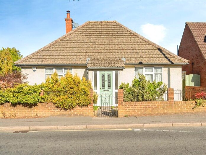 2 Bedroom Bungalow For Sale In Stanbridge Road, Leighton Buzzard, Bedfordshire, LU7
