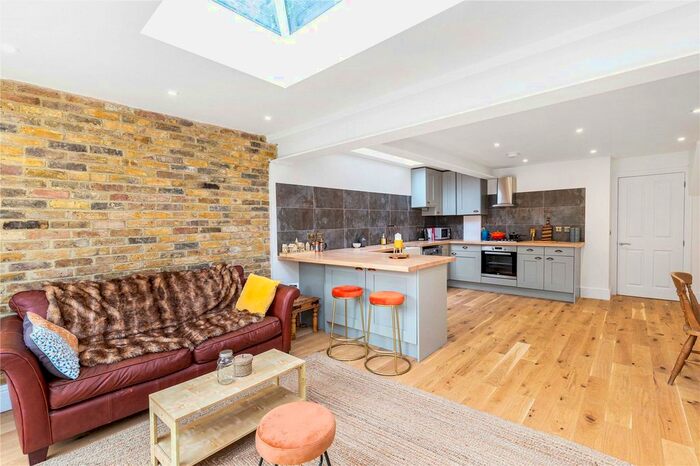 3 Bedroom Flat To Rent In Cromford Road, Putney, London, SW18