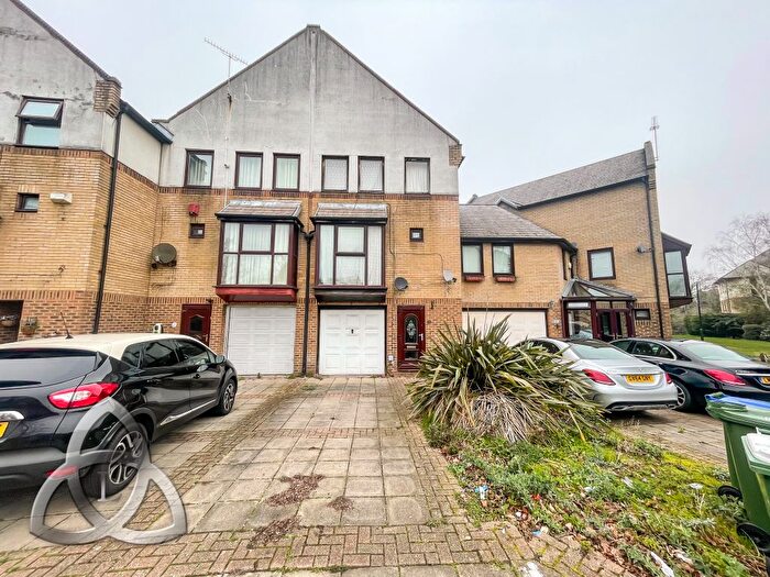 4 Bedroom Semi Detached House For Sale In Watersmeet Way, SE28