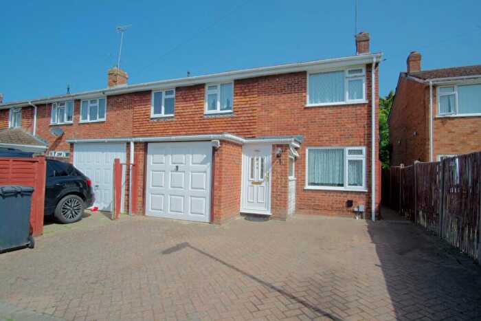 3 Bedroom Terraced House For Sale In Beaulieu Gardens, GU17