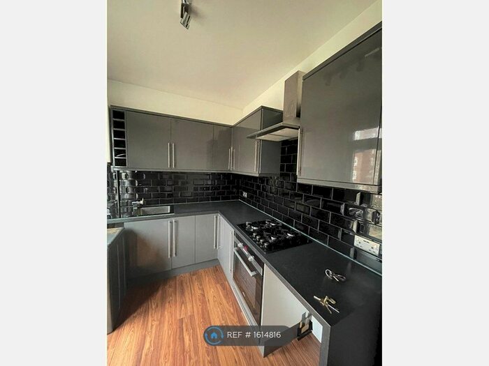 2 Bedroom Flat To Rent In Green Lanes, He, N4
