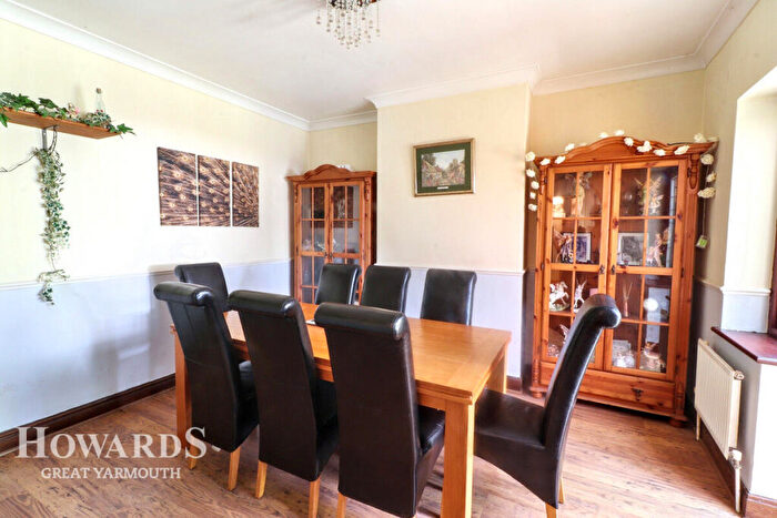 3 Bedroom Semi-Detached House For Sale In Lawn Avenue, Great Yarmouth, NR30