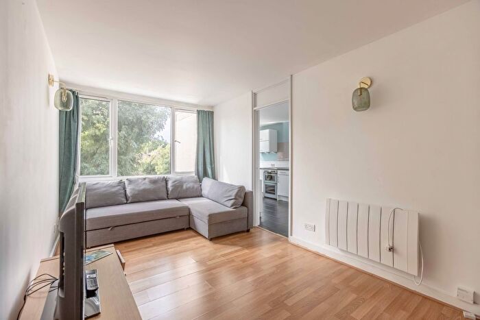 1 Bedroom Flat To Rent In Mountbatten Square, Windsor, SL4