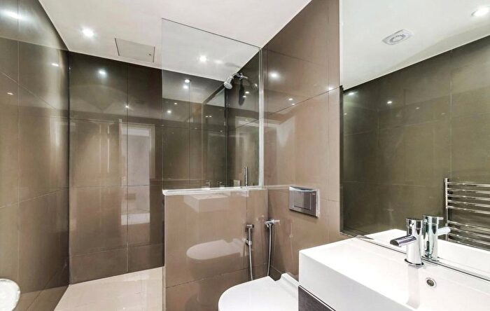 3 Bedroom Flat To Rent In Piccadilly, Mayfair, London, W1J
