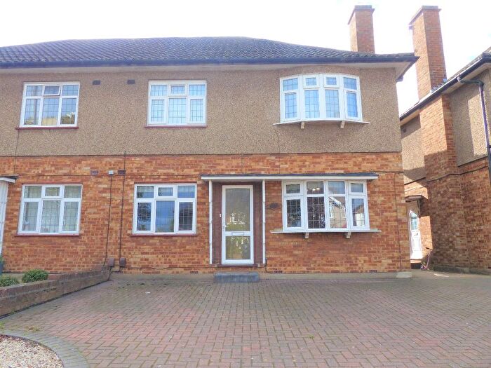 2 Bedroom Flat To Rent In Station Road, Gidea Park, Romford, RM2