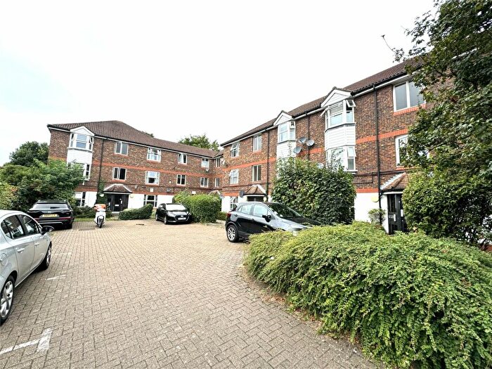 2 Bedroom Apartment To Rent In Fiveacres Close, Thornton Heath, Surrey, CR7