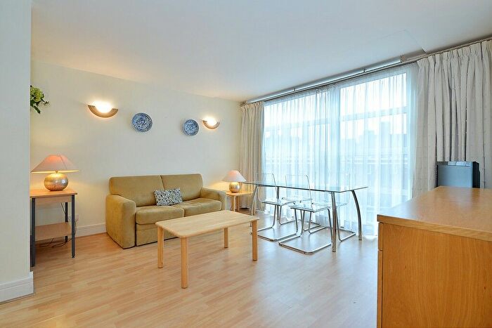 1 Bedroom Flat To Rent In Buckingham Palace Road, Victoria, SW1W