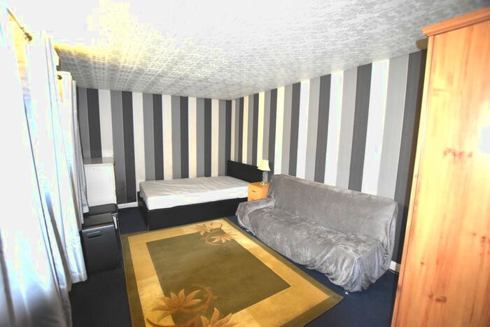 Studio To Rent In Old Oak Road, Shepherds Bush W3